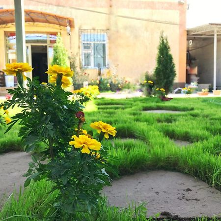 Apple Hostel Bishkek Ngoại thất bức ảnh