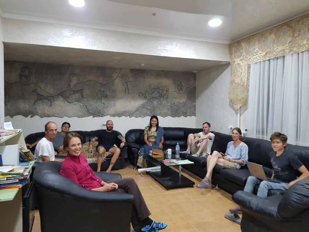 Apple Hostel Bishkek Ngoại thất bức ảnh