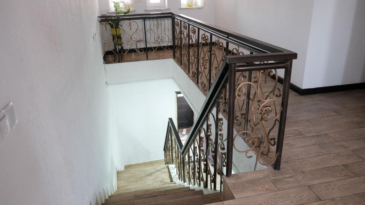 Apple Hostel Bishkek Ngoại thất bức ảnh