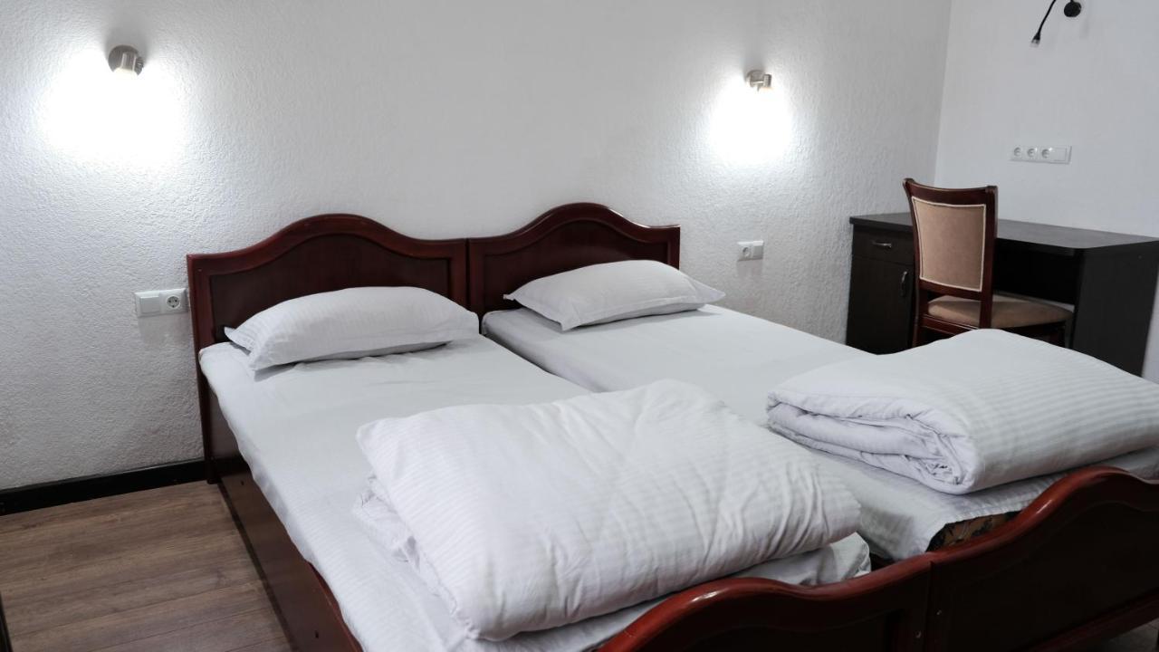 Apple Hostel Bishkek Ngoại thất bức ảnh