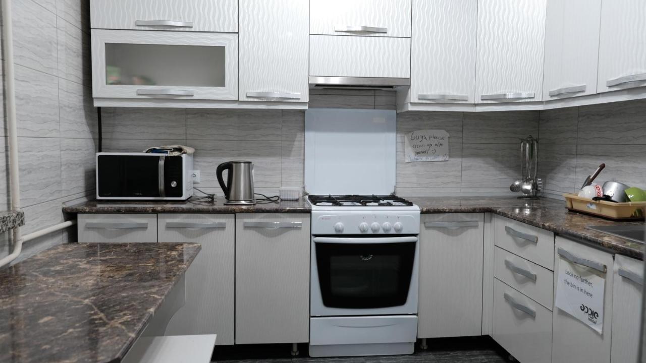 Apple Hostel Bishkek Ngoại thất bức ảnh