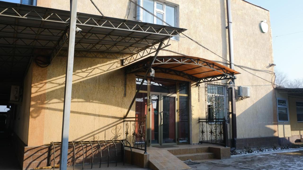 Apple Hostel Bishkek Ngoại thất bức ảnh