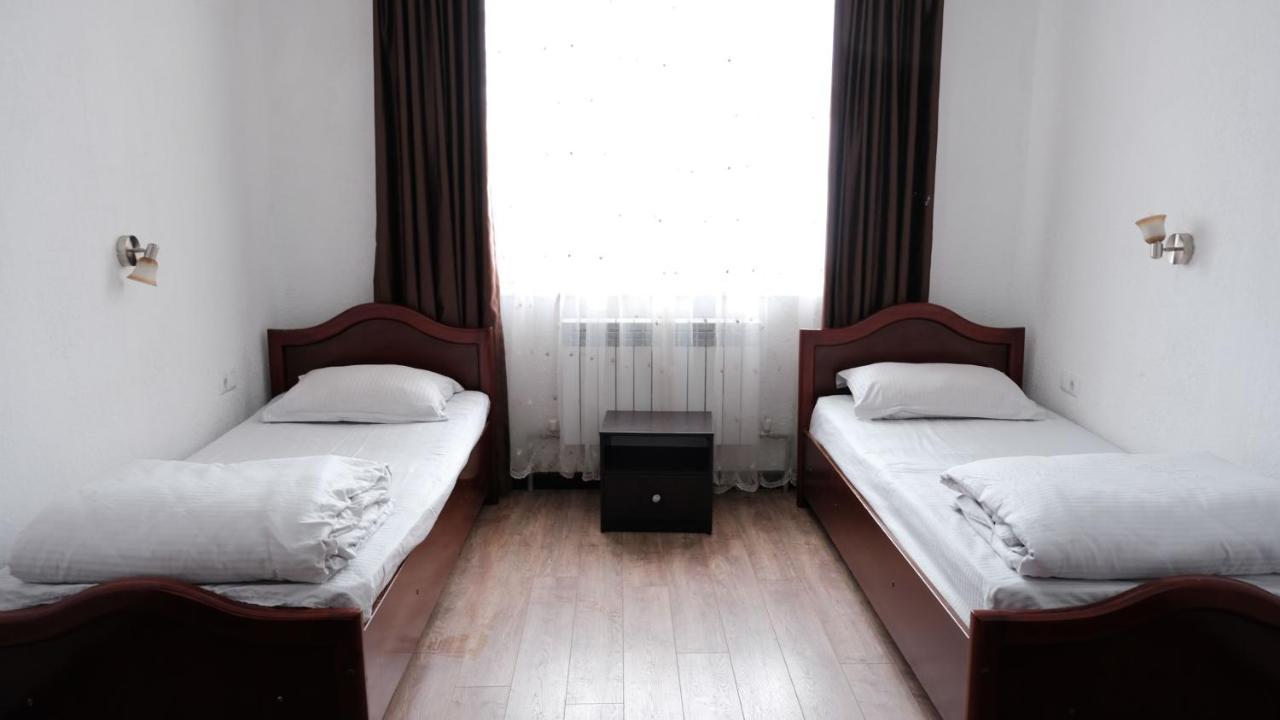 Apple Hostel Bishkek Ngoại thất bức ảnh