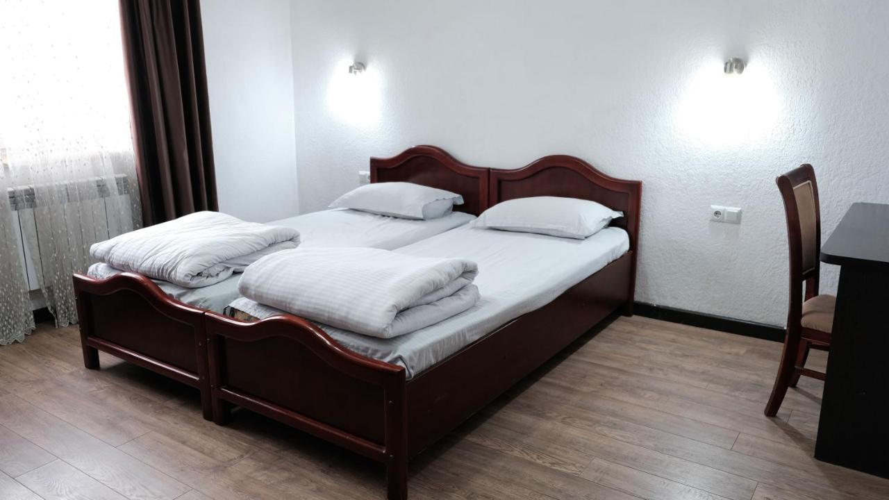 Apple Hostel Bishkek Ngoại thất bức ảnh