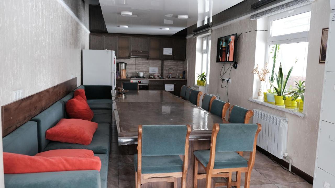 Apple Hostel Bishkek Ngoại thất bức ảnh
