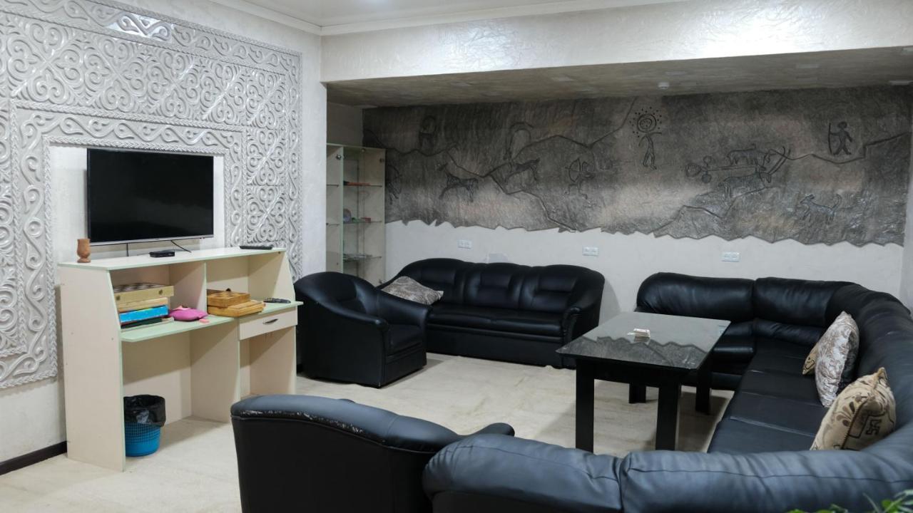 Apple Hostel Bishkek Ngoại thất bức ảnh