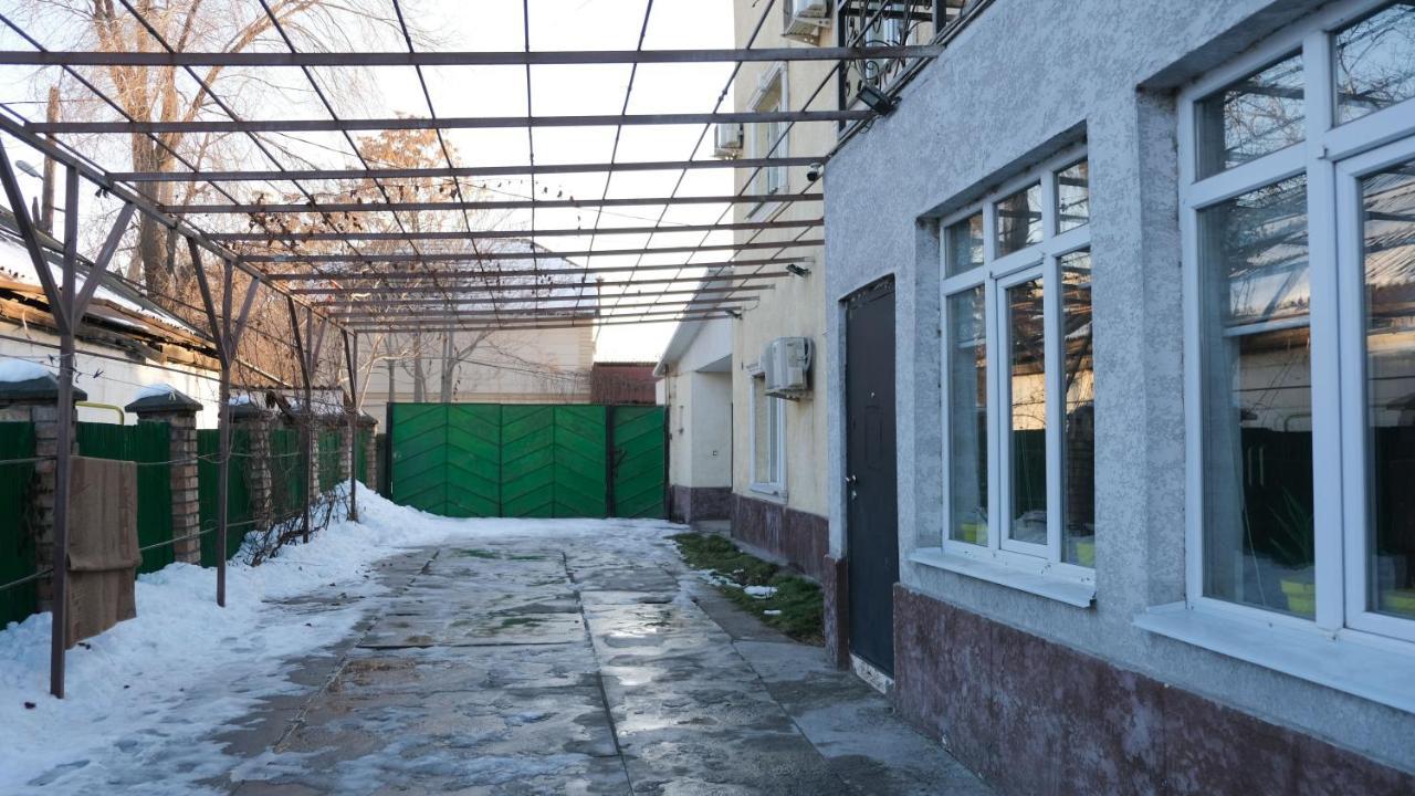 Apple Hostel Bishkek Ngoại thất bức ảnh