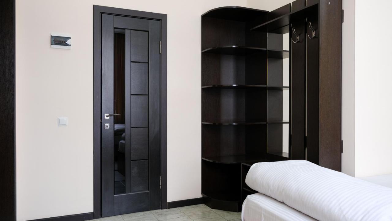 Apple Hostel Bishkek Ngoại thất bức ảnh