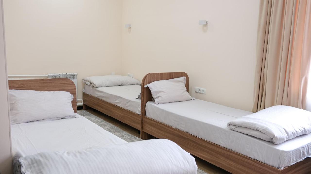 Apple Hostel Bishkek Ngoại thất bức ảnh