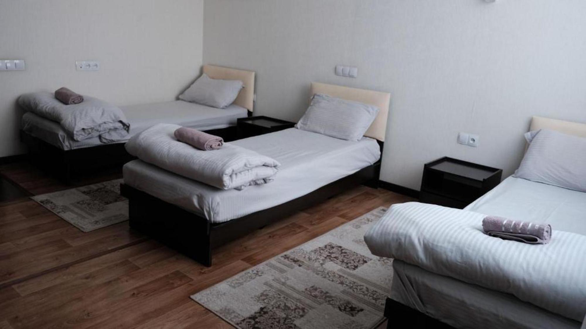 Apple Hostel Bishkek Ngoại thất bức ảnh