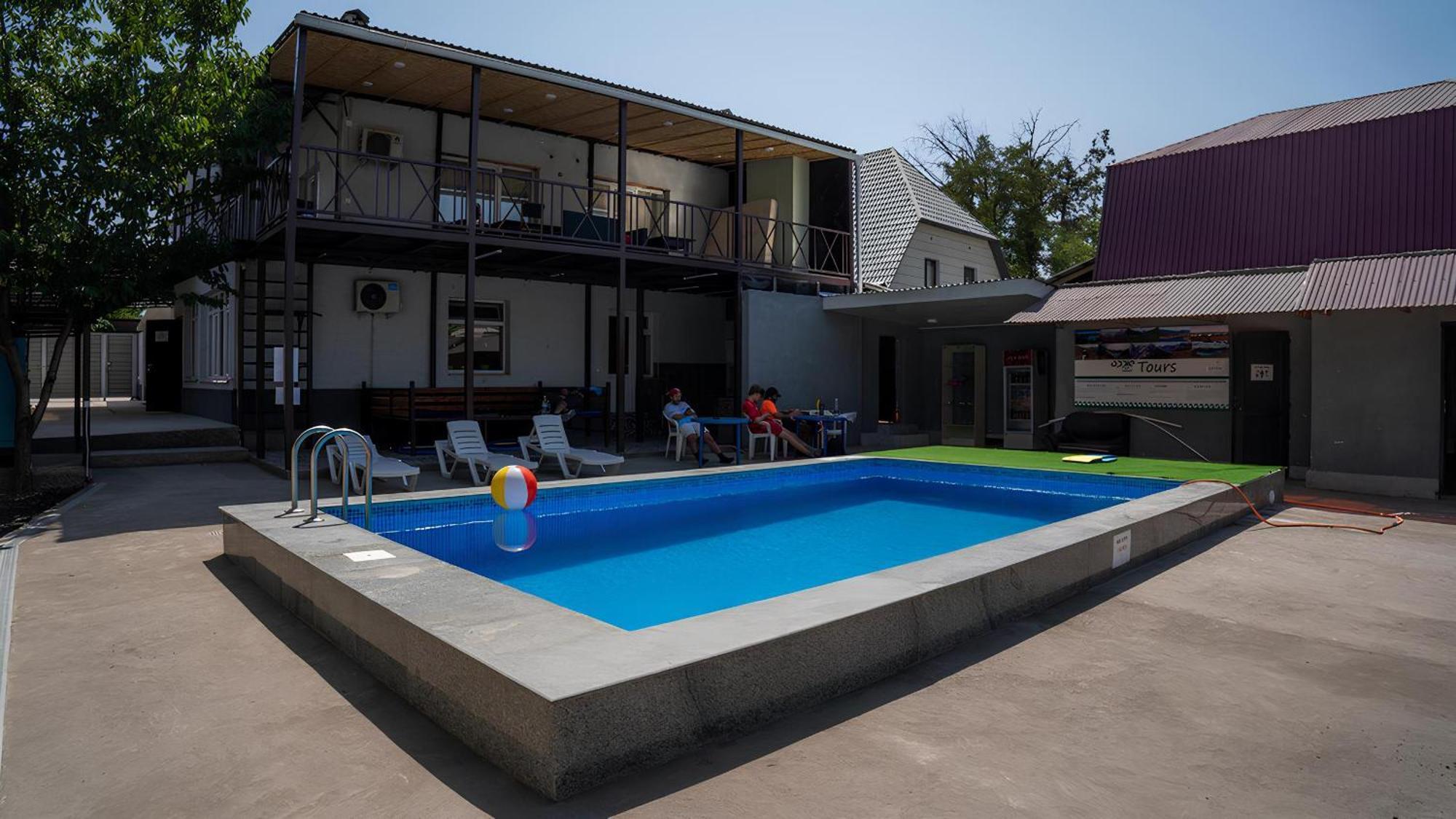 Apple Hostel Bishkek Ngoại thất bức ảnh