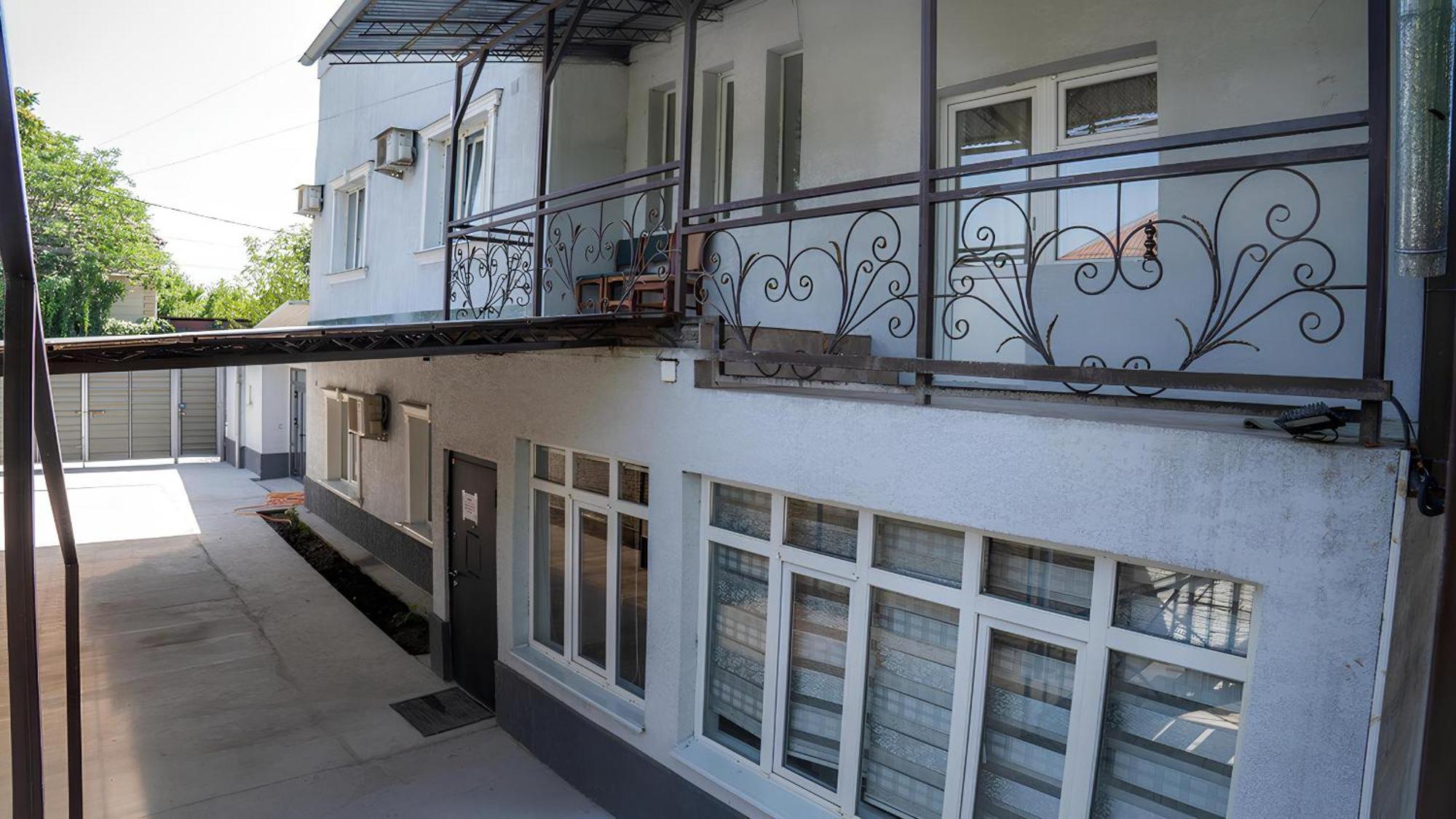 Apple Hostel Bishkek Ngoại thất bức ảnh
