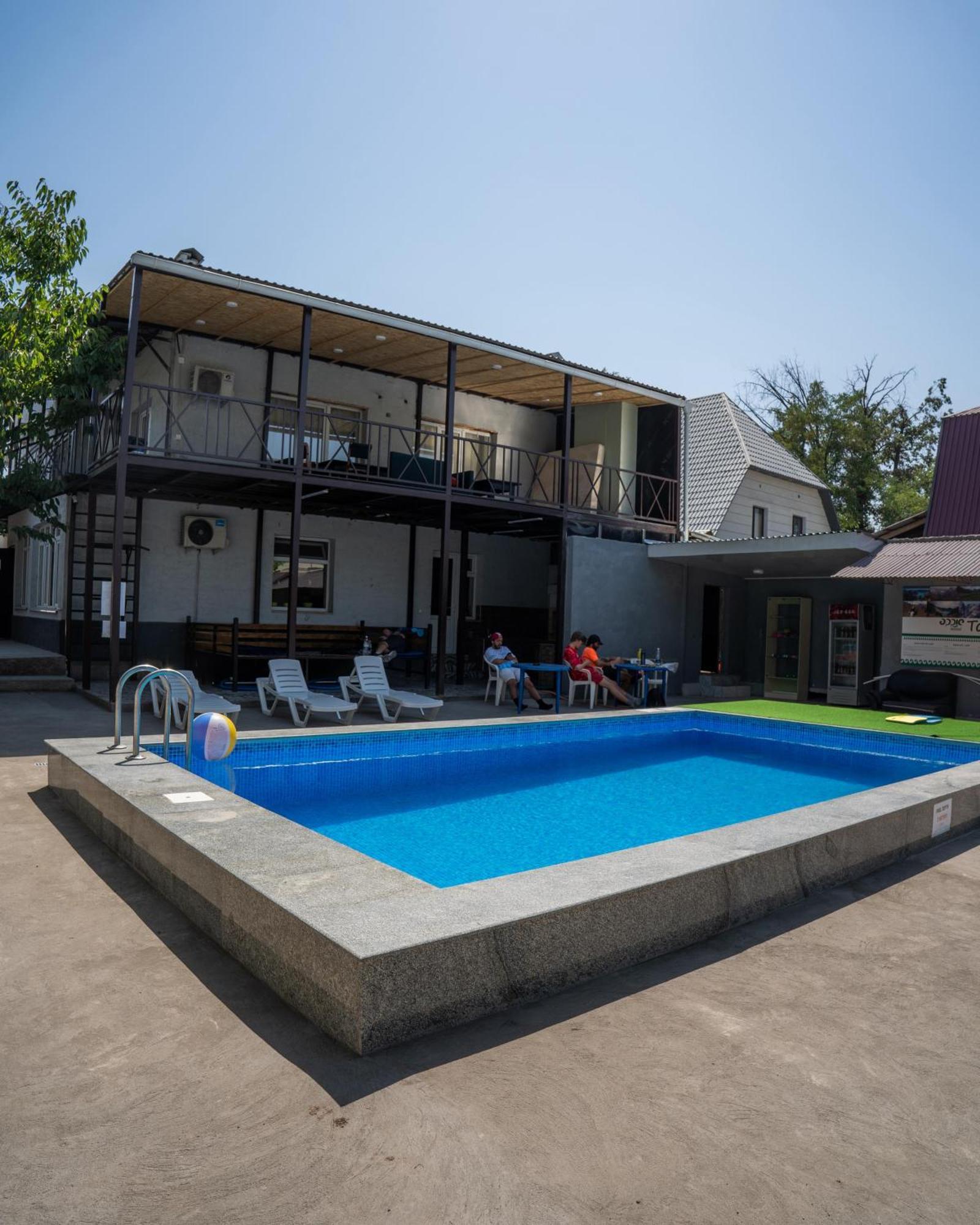 Apple Hostel Bishkek Ngoại thất bức ảnh