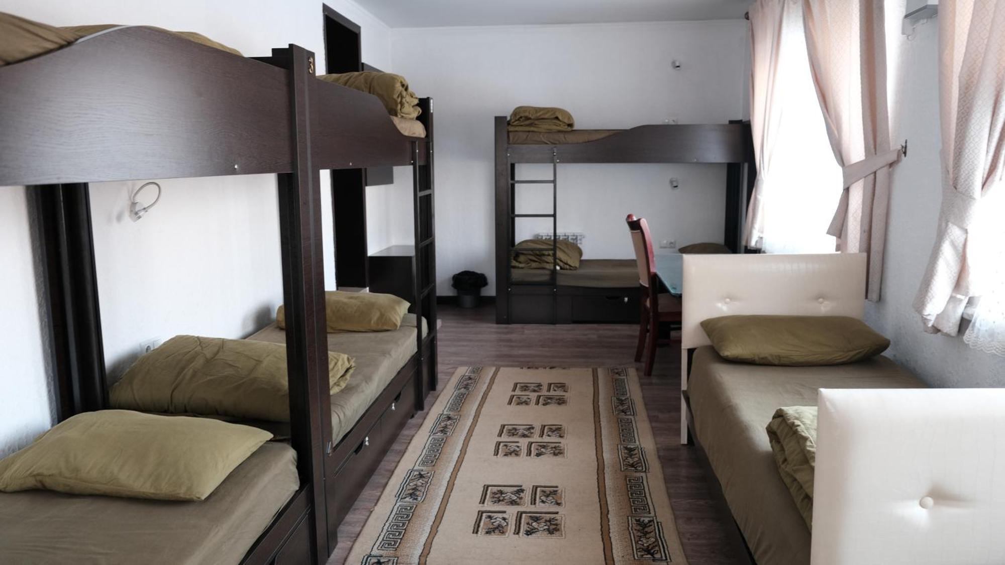 Apple Hostel Bishkek Ngoại thất bức ảnh