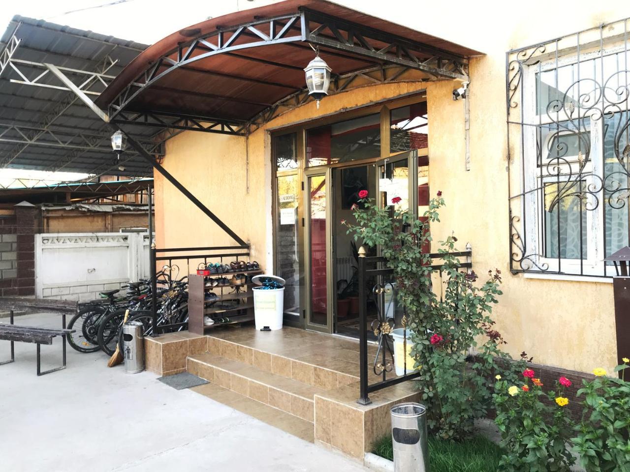 Apple Hostel Bishkek Ngoại thất bức ảnh