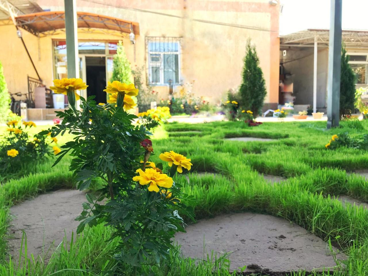 Apple Hostel Bishkek Ngoại thất bức ảnh