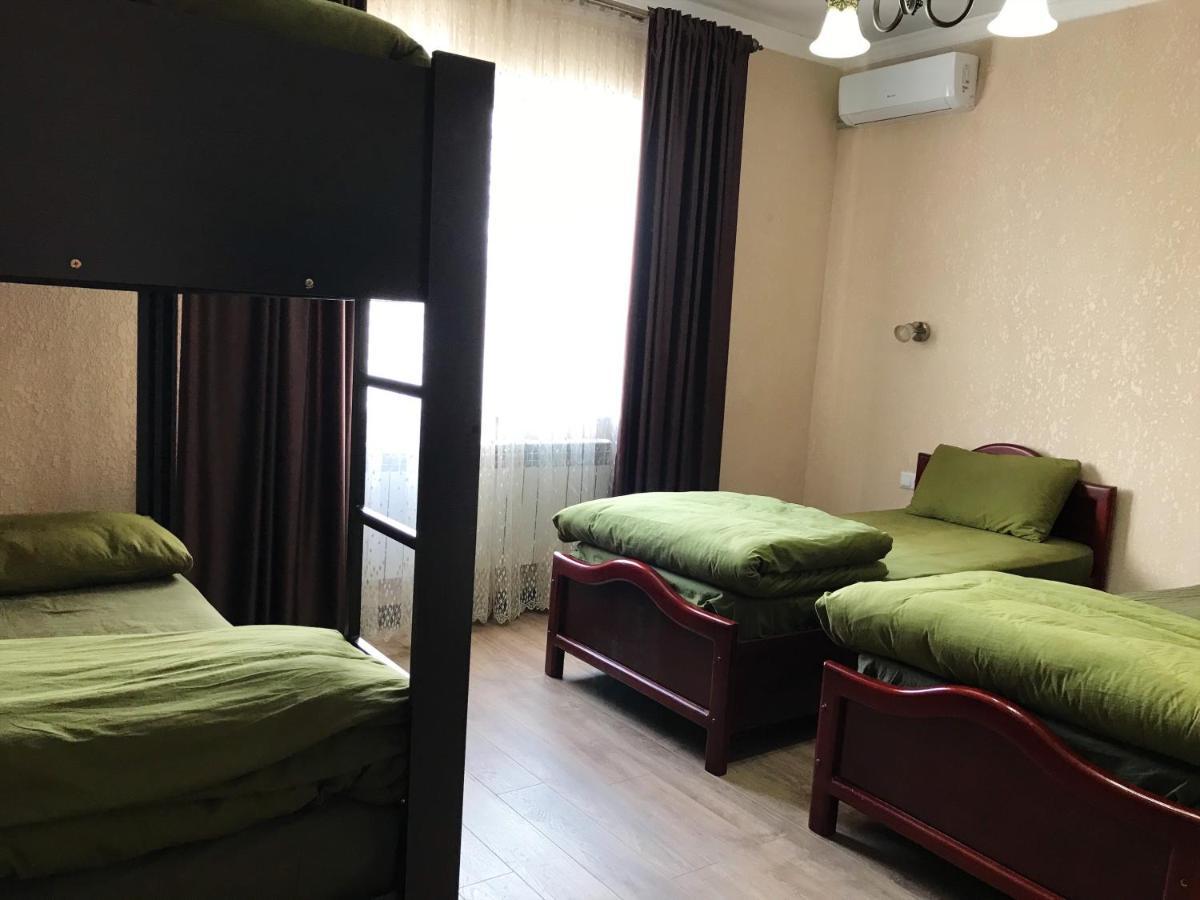 Apple Hostel Bishkek Ngoại thất bức ảnh