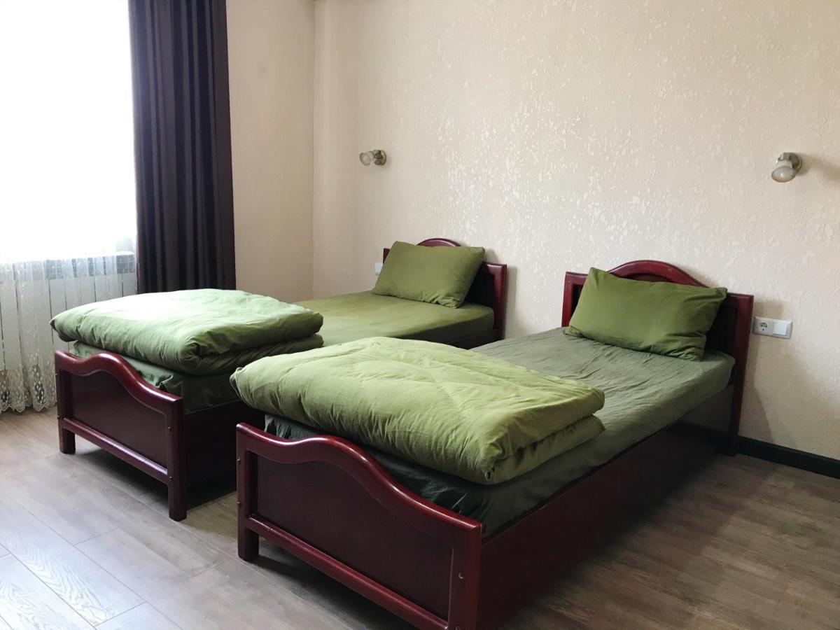Apple Hostel Bishkek Ngoại thất bức ảnh